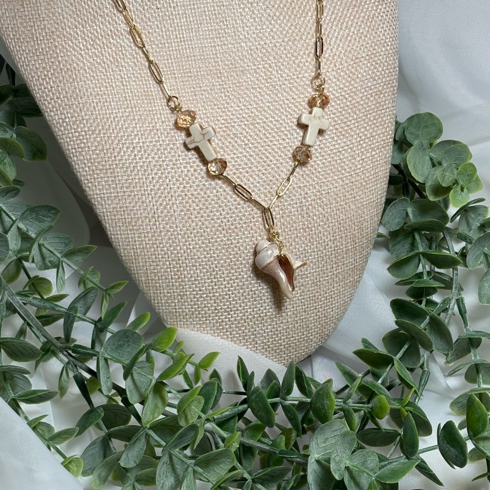 Elegant Gold and Cream Necklace